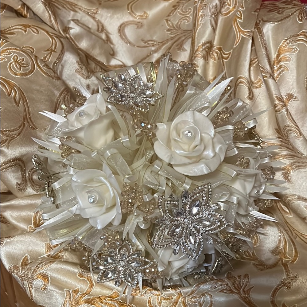 Elegant Cream and Silver Floral Bouquet